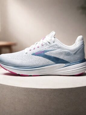 New Brooks Revel 8 Women’s size 8.5 White & Blue Running Shoe with Pink Accents